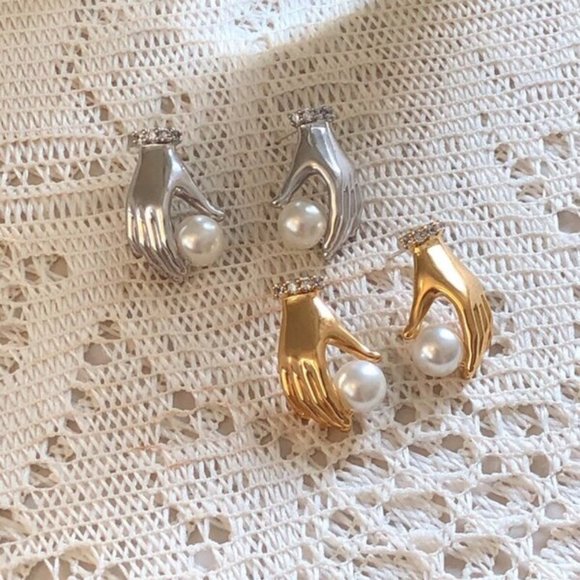 Unique Hand Holding Pearl Gold Earrings 2.2 cm - Picture 3 of 4